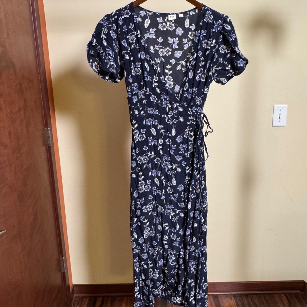 GAP Short sleeve navy floral wrap dress - Size Small